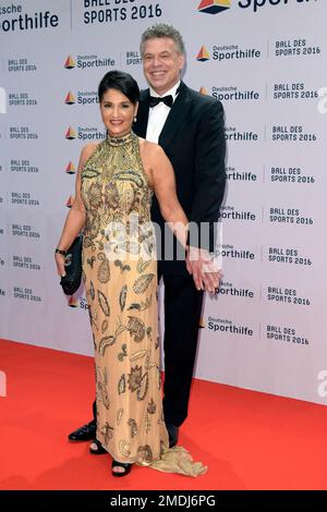 Wiesbaden, Allemagne. 06th févr. 2016. ARCHIVE PHOTO: Juergen Hingsen aura 65 ans sur 25 janvier 2023, Juergen HINGSEN, JÃ rgen, ancien décathlon, Avec sa femme Francesca, ball des Sports sur 6 février 2016 à Wiesbaden photo de piscine! Crédit : dpa/Alay Live News Banque D'Images