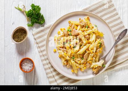 Thon Mornay, crémeux Thona Casserole Penne Pasta Bake sur une assiette avec fourchette sur une table en bois blanc, plat Banque D'Images