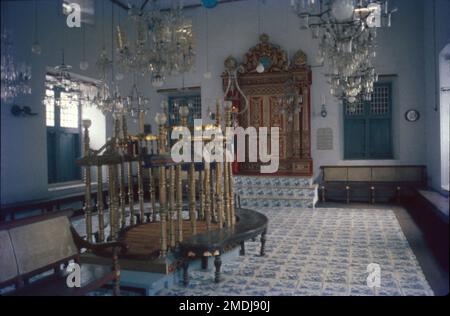 La Synagogue Paradesi Cochin Synagogue juive ou Mattancherry Synagogue est une synagogue située dans la ville de Mattancherry Jew, dans la banlieue de Kochi, au Kerala, en Inde. Il a été construit en 1568 par Samuel Castiel, David Belila et Joseph Levi pour la communauté juive florissante Paradesi à Kochi. La synagogue Paradesi, ou synagogue juif, est la plus ancienne du Commonwealth, a été construite par la communauté juive de Cochin. Banque D'Images