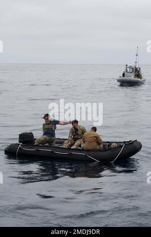 Les marins affectés à l'unité mobile d'élimination des munitions explosives (EODMU) 11 exploitent une embarcation de combat en caoutchouc (CRRC) et un bateau gonflable à coque rigide (RHIB) lors d'un exercice d'entraînement en direct contre-mesure de la mine (MCM) au large des côtes de l'île de San Clemente, le 24 août 2022. Le tir en direct MCM est une formation réaliste et pertinente qui permet à nos forces communes et multidomaines d'intégrer et de répéter une capacité critique et des compétences complexes. Banque D'Images