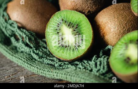 Kiwi dans un sac en maille, gros plan. Banque D'Images