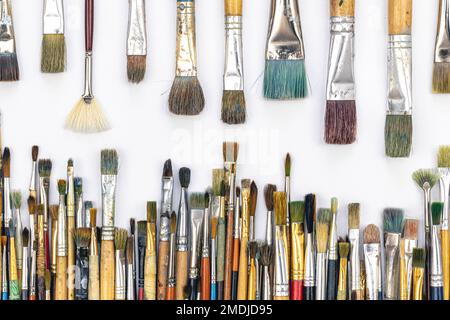 Nombreuses formes pour peindre sur fond blanc, vue de dessus. Banque D'Images