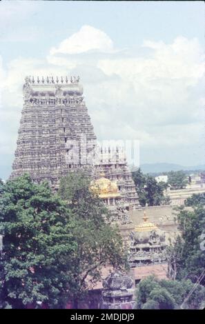 Le temple d'Arulmigu Meenakshi Sundaraswalar est un temple hindou historique situé sur la rive sud de la rivière Vaigai, dans la ville de temple de Madurai, Tamil Nadu, Inde. Elle est dédiée à la déesse Meenakshi, une forme de Shakti, et à son consort, Sundareshwalar, une forme de Shiva. Le temple de Madurai Meenakshi Sundarwarar a été construit par l'empereur Pandayan Sadayavarman Kulasekaran 1190 le fait le plus populaire sur le temple est qu'il abrite une salle qui a mille piliers, une piscine sacrée avec un lotus doré où vous pouvez prendre un bain rituel, une salle de mariage, petits sanctuaires, jardins et bergers d'éléphants. Banque D'Images