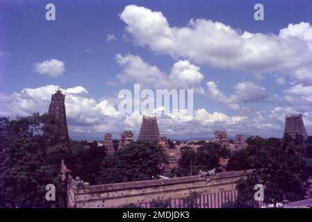 Le temple d'Arulmigu Meenakshi Sundaraswalar est un temple hindou historique situé sur la rive sud de la rivière Vaigai, dans la ville de temple de Madurai, Tamil Nadu, Inde. Elle est dédiée à la déesse Meenakshi, une forme de Shakti, et à son consort, Sundareshwalar, une forme de Shiva. Le temple de Madurai Meenakshi Sundarwarar a été construit par l'empereur Pandayan Sadayavarman Kulasekaran 1190 le fait le plus populaire sur le temple est qu'il abrite une salle qui a mille piliers, une piscine sacrée avec un lotus doré où vous pouvez prendre un bain rituel, une salle de mariage, petits sanctuaires, jardins et bergers d'éléphants. Banque D'Images