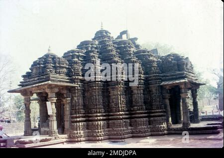 Le Shiv Mandir d'Ambarnath est un temple hindou historique datant de 11th ans, toujours en service, à Ambarnath près de Mumbai, à Maharashtra, en Inde. Il est également connu sous le nom de temple de Shiva Ambreshwar, et connu localement sous le nom de Puratana Shivalaya. Il est situé sur la rive de la rivière Vadavan, à 2 km de la gare d'Ambarnath. Banque D'Images
