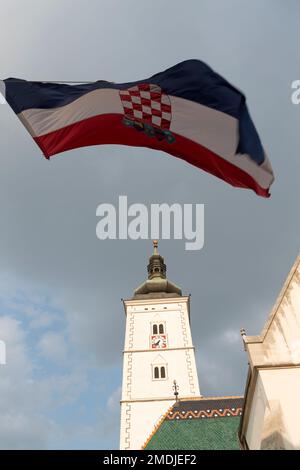 Croatie, Zagreb, St. Eglise de Mark (b.1880) et drapeau croate dans la vieille ville. Banque D'Images