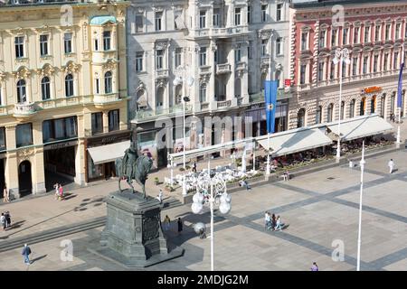 Croatie, Zagreb, vieux bâtiments à Trg ban Jelacica - la place principale. Banque D'Images