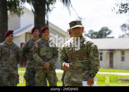 ÉTATS-UNIS Le sergent d'armée Jerry Manzanares, conseiller principal des opérations et de l'entraînement de la division d'infanterie 3rd, donne un bref de bienvenue lors du XVIII Concours de la meilleure équipe du corps aéroporté à fort Stewart, en Géorgie, au 25 juillet 2022. La compétition Best Squad teste les capacités physiques, techniques et tactiques des escouades sous le stress et la fatigue pour déterminer quelle équipe du XVIII Airborne corps avancera à la compétition Best Squad du Commandement des Forces dans les mois à venir. Banque D'Images