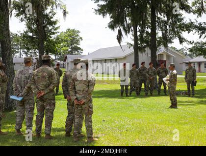 ÉTATS-UNIS Le sergent d'armée Jerry Manzanares, conseiller principal des opérations et de l'entraînement de la Division d'infanterie 3rd, donne un bref de bienvenue lors du XVIII Concours de la meilleure équipe du corps aéroporté sur fort Stewart, Géorgie, 25 juillet 2022. La compétition Best Squad teste les capacités physiques, techniques et tactiques des escouades sous le stress et la fatigue pour déterminer quelle équipe du XVIII Airborne corps avancera à la compétition Best Squad du Commandement des Forces dans les mois à venir. Banque D'Images