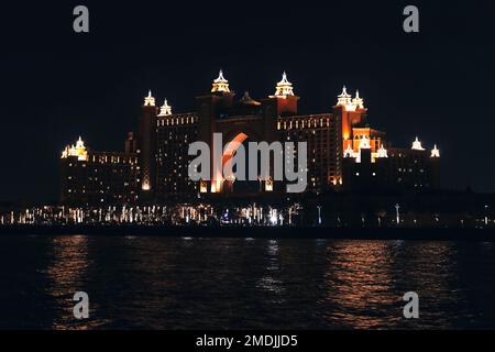 29 novembre 2022. Dubaï. Emirats Arabes Unis: Vue de nuit du luxueux hôtel Atlantis à Palm Jumeirah Banque D'Images