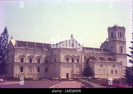 Le Sé Catedral de Santa Catarina, connu sous le nom de Cathédrale de se, est la cathédrale de l'Archidiocèse de l'Eglise latine de Goa et Daman et le siège du Patriarche des Indes orientales. Il fait partie du site du patrimoine mondial, des églises et des couvents de Goa, situé dans le vieux Goa, en Inde. La cathédrale se a été construite pour commémorer la victoire des Portugais sous Afonso de Albuquerque sur une armée musulmane, menant à la capture de la ville de Goa en 1510. Comme le jour de la victoire était la fête de Sainte Catherine, la cathédrale lui était dédiée. Banque D'Images