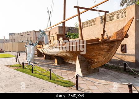 Dubaï, Émirats arabes Unis. 26 novembre 2022: Vieux bateau en bois à l'historique sont de Dubaï. Installation du bateau. Village du patrimoine. Banque D'Images