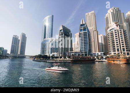 Vue sur Dubai Marina vers avec construction de bâtiments et bateaux pendant une journée ensoleillée. Dubaï, Émirats arabes Unis. 27 novembre 2022 Banque D'Images