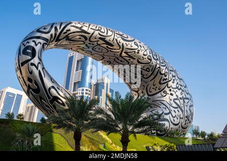 Dubai, Émirats Arabes Unis. 28 novembre 2022. Vue sur l'espace d'exposition Museum of the future avec une forme de tore emblématique et une fa ade d'acier inoxydable Banque D'Images