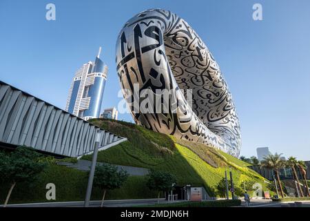 Dubai, Émirats Arabes Unis. 28 novembre 2022. Bâtiment en forme d'oeuf, Musée du futur sur la route Sheikh Zayed. Banque D'Images