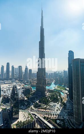 Dubai, Émirats Arabes Unis. 28 novembre 2022. Burj Khalifa dans les rayons du soleil brillant contre le ciel bleu Banque D'Images