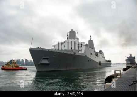 220725-N-PQ495-1076 SAN DIEGO - (25 juillet 2022) navire de transport amphibie de classe San Antonio USS Portland (LPD 27) part de la base aérienne navale de l'île du Nord (NASNI) pendant la côte du Pacifique (RIMPAC) 2022 dans le sud de la Californie, au 25 juillet. Vingt-six nations, 38 navires, trois sous-marins, plus de 170 avions et 25 000 membres du personnel participent au RIMPAC de 29 juin au 4 août dans les îles hawaïennes et dans le sud de la Californie. Le plus grand exercice maritime international au monde, RIMPAC offre une occasion unique de formation tout en favorisant et en soutenant les relations de coopération Banque D'Images