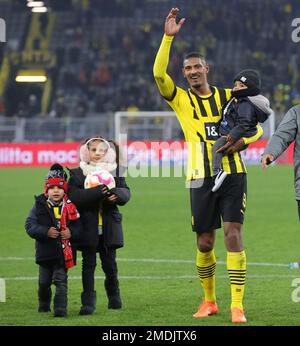 Firo : 01/22/2023, football, 1st ligue, 1st Bundesliga, Saison 2022/2023, BVB, Borussia Dortmund - FCA, FC Augsburg 4: 3 Sébastien HALLER, BVB jubilation avec ses enfants devant les fans Banque D'Images