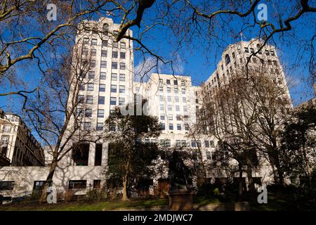 The Adelphi, rue John Adam, Londres WC2. Art déco, construit entre 1936 et 1938. Classe II. Sculptures de Gilbert Redwood Banque D'Images