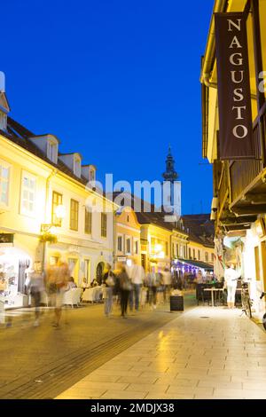 Croatie, Zagreb, scène de rue dans la vieille ville la nuit. Tkalciceva ulica, rue Tkalciceva, Gornji Grad. Banque D'Images