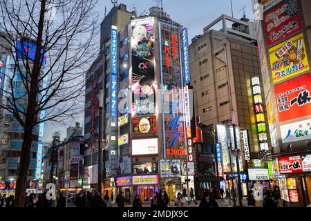 18 janvier 2023, Tokyo, Japon: Immobilier commercial de plusieurs étages, cafés Maid, clubs hôtes, magasins de détail, restaurants et immeubles de bureaux à Shinjuku, à proximité de la gare JR East Shinjuku, la gare la plus fréquentée du monde. ..l'économie japonaise reste stagnante car les salaires des travailleurs n'ont pas augmenté en 30 ans en même temps que les taux d'intérêt négatifs de longue date de la Banque du Japon ont causé le yen à lutter contre le dollar américain en raison de la hausse des taux des Fonds de la Fed des États-Unis pour lutter contre l'inflation. Cela a favorisé de graves préoccupations commerciales internationales, le Japon étant un commerce majeur Banque D'Images