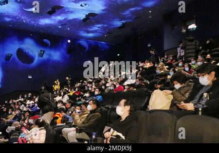 SHANGHAI, CHINE - 22 JANVIER 2023 - les gens regardent un film dans un cinéma à Shanghai, Chine, 22 janvier 2023. Banque D'Images