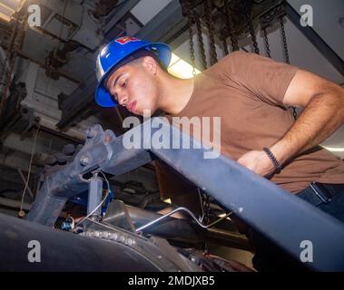 220725-N-TO573-1055 MER MÉDITERRANÉE (25 juillet 2022) Aviation le compagnon de machiniste Airman Zachary West, de Los Angeles, visse une turbine F/A-18 Super Hornet à bord du porte-avions de la classe Nimitz USS Harry S. Truman (CVN 75), 25 juillet 2022. Le groupe de grève des transporteurs Harry S. Truman est en cours de déploiement aux États-Unis Marine Forces Europe zone d'opérations, employée par les États-Unis Sixième flotte pour défendre les intérêts des États-Unis, des alliés et des partenaires. Banque D'Images