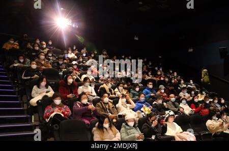 SHANGHAI, CHINE - 22 JANVIER 2023 - les gens regardent un film dans un cinéma à Shanghai, Chine, 22 janvier 2023. Banque D'Images