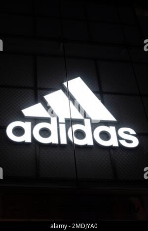 Tokyo, Japon. 18th janvier 2023. Un magasin phare d'Adidas près de la gare de Shinjuku, la gare la plus fréquentée au monde.Adidas est une société multinationale qui conçoit et fabrique des chaussures, des vêtements et des accessoires. La société a été fondée en Allemagne en 1949 et est aujourd'hui l'un des plus grands fabricants de vêtements de sport au monde, connu pour son logo emblématique à trois rayures. Adidas est également connu pour ses collaborations et ses partenariats avec des athlètes, des artistes et des designers. La chaîne de détail est sensible aux préoccupations d'inflation et de récession et est aimée par le PDG Kasper RÃ¸rsted. Adidas recentl Banque D'Images