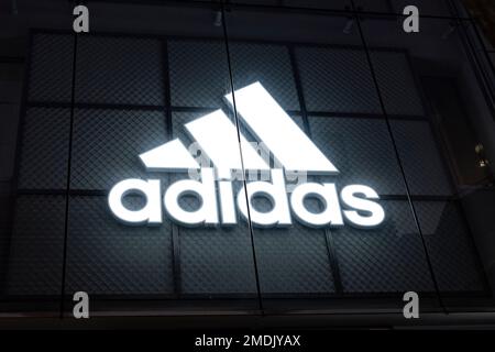 Tokyo, Japon. 18th janvier 2023. Un magasin phare d'Adidas près de la gare de Shinjuku, la gare la plus fréquentée au monde.Adidas est une société multinationale qui conçoit et fabrique des chaussures, des vêtements et des accessoires. La société a été fondée en Allemagne en 1949 et est aujourd'hui l'un des plus grands fabricants de vêtements de sport au monde, connu pour son logo emblématique à trois rayures. Adidas est également connu pour ses collaborations et ses partenariats avec des athlètes, des artistes et des designers. La chaîne de détail est sensible aux préoccupations d'inflation et de récession et est aimée par le PDG Kasper RÃ¸rsted. Adidas recentl Banque D'Images