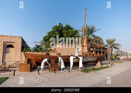 Dubaï, Émirats arabes Unis. 26 novembre 2022: Vieux bateau en bois à l'historique sont de Dubaï. Installation du bateau. Village du patrimoine. Banque D'Images