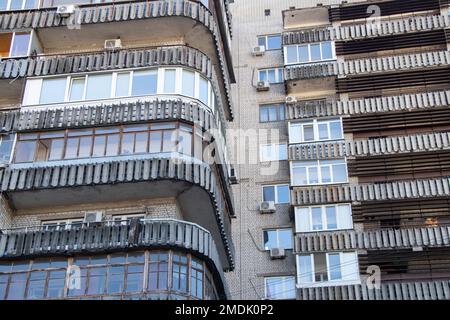 Immeuble résidentiel de plusieurs étages dans le centre de la ville de Dnipro en Ukraine, appartements Banque D'Images