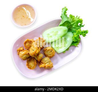 Découpe de rouleaux de viande de crabe frits sur blanc isolé. Banque D'Images