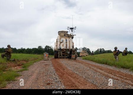 CAMP SHELBY, divers (25 juillet 2022) les Seabés affectés au bataillon de construction mobile navale (NMCB) 1 garde-corps de l'élément de sécurité du convoi en tant qu'opérateur d'équipement 3rd classe Ronald Doleogarcia d'Orlando, en Floride (centre), exploite un drone lors d'un exercice de reconnaissance de route durant l'opération Turning point, également connue sous le nom d'exercice d'entraînement sur le terrain. Operation Turning point est un exercice 24 heures sur 24 qui se concentre sur la construction de bases avancées tout en maintenant la maîtrise des tactiques et de la capacité de survie. NMCB 1 est domiciliaire à partir de Gulfport, Mils Ils mènent une formation intense à homeport Banque D'Images