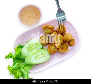 Découpe de rouleaux de viande de crabe frits avec du froid sur blanc isolé. Banque D'Images