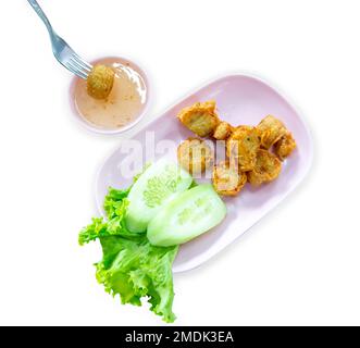 Découpe de rouleaux de viande de crabe frits avec du froid sur blanc isolé. Banque D'Images