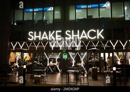 Tokyo, Japon. 18th janvier 2023. Les clients peuvent manger dans un emplacement de Shake Shack près de la gare de Shinjuku, la gare la plus fréquentée du monde.Shake Shack est une chaîne de restauration rapide populaire, fondée par Danny Meyer en 2004 à New York. Elle est connue pour ses hamburgers, hot dogs et milk-shakes, ainsi que pour son engagement à fournir des ingrédients de haute qualité et à soutenir les communautés locales. La chaîne s'est depuis élargie à des endroits dans le monde entier, avec une variété d'options, y compris des options végétariennes et sans gluten. La chaîne américaine est sensible à l'inflation et à la récession. (Image de crédit : © Taidgh Ba Banque D'Images