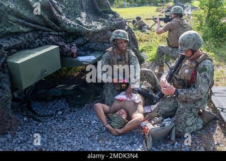 CAMP SHELBY, divers (25 juillet 2022) les Seabés affectés au bataillon de construction mobile navale (NMCB) 1 effectuent un traitement de premiers soins lors d'une attaque sur le camp pendant l'opération Turning point, également connue sous le nom d'exercice d'entraînement sur le terrain. Operation Turning point est un exercice 24 heures sur 24 qui se concentre sur la construction de bases avancées tout en maintenant la maîtrise des tactiques et de la capacité de survie. NMCB 1 est domiciliaire à partir de Gulfport, Mils Ils mènent un plan de formation intense à homeport afin d'accroître leur capacité à exécuter des opérations de construction, d'aide humanitaire et de théâtre. Banque D'Images