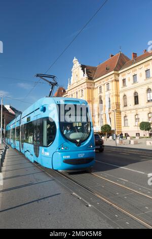 Croatie, Zagreb, tramway de la ville passant par le Musée des arts et de l'artisanat. Banque D'Images