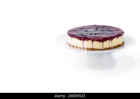 Cheesecake doux aux bleuets isolés sur fond blanc Banque D'Images