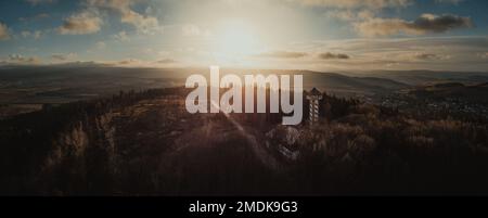 Une vue panoramique aérienne d'un coucher de soleil de rêve sur le paysage rural Banque D'Images