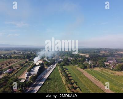 Capture d'images de drone sur un champ fumeur et un paysage agricole Banque D'Images