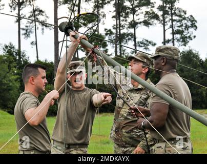 Le lieutenant-colonel Andrew Donovan (deuxième à partir de la droite), chef de la signalisation du Commandement des affaires civiles de 350th, donne des instructions à ses soldats sur la mise en place correcte d'une antenne OE-254 pendant l'entraînement annuel de la Réserve de l'Armée de terre à Pensacola, Floride, 25 juillet 2022. Banque D'Images