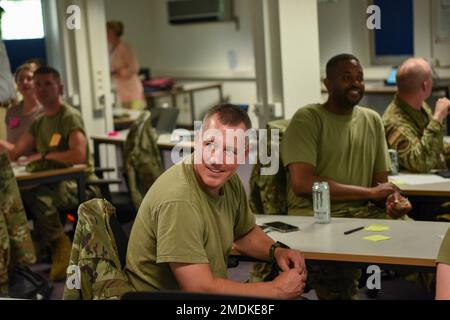 Le Sgt principal Brent Kenney, surintendant des infrastructures de l'escadron du génie civil 52nd, participe à un exercice d'innovation à 25 juillet 2022, sur la base aérienne de Spangdahlem, en Allemagne. Kenney a reçu le trophée 2022 Spark Tank pour son projet, Arcwater, qui utilise des panneaux solaires et un collecteur d'eau atmosphérique pour réduire l'empreinte au cours des mouvements ACE. Banque D'Images