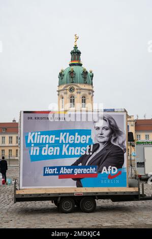 21.01.2023, Berlin, Allemagne, Europe - panneau d'affichage mobile avec une affiche de campagne électorale de l'alternative pour l'Allemagne AfD Berlin candidat à la tête du parti. Banque D'Images