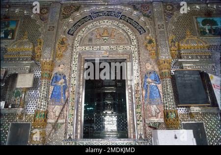 Kanch Mandir:- construit en 1903 par un homme d'affaires, ce temple est littéralement recouvert de verre coloré et de miroirs - sur les murs, le sol et le plafond. Littéralement Temple de verre, est un célèbre temple Jain à Indore, construit par Sir Seth Hukumchand Jain. Banque D'Images