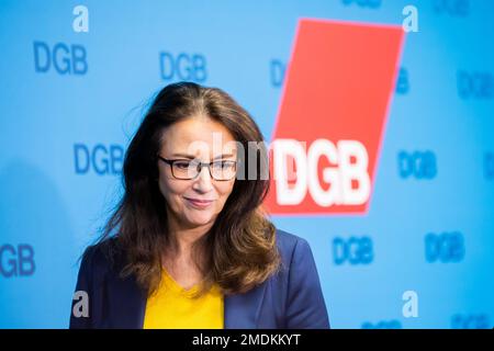 Berlin, Allemagne. 23rd janvier 2023. Yasmin Fahimi, présidente de la Confédération syndicale allemande, arrive à la conférence de presse annuelle de la Confédération syndicale allemande sur les priorités politiques du DGB pour 2023. Credit: Christoph Soeder/dpa/Alay Live News Banque D'Images