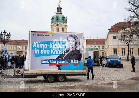 21.01.2023, Berlin, Allemagne, Europe - panneau d'affichage mobile avec une affiche de campagne électorale de l'alternative pour l'Allemagne AfD Berlin candidat à la tête du parti. Banque D'Images