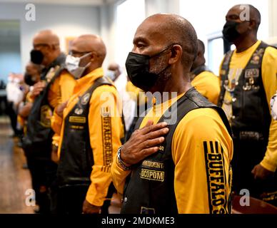 Les membres du club de motos Buffalo Soldiers de partout dans le sud-est des États-Unis honorent le drapeau américain lors de la présentation des couleurs lors de la cérémonie en l'honneur de Romay Davis pour avoir reçu la 26 juillet 2022 de la médaille d'or du Congrès, à l'hôtel de ville de Montgomery, Alabama. L’ancien combattant de la Seconde Guerre mondiale, âgé de 102 ans, a été honoré pour son service en tant que membre du Bataillon de l’annuaire postal central de 6888th. L’unité féminine et noire a reçu la Médaille d’or du Congrès du président Joe Biden et la cérémonie a eu lieu le 74th anniversaire de l’Integrati des femmes des Forces armées Banque D'Images