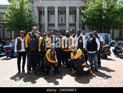 Les membres du club de motos Buffalo Soldiers de tout le sud-est des États-Unis posent pour une photo devant l'hôtel de ville de Montgomery 26 juillet 2022, à Montgomery, Alabama. Une cérémonie a eu lieu en l'honneur de Romay Davis, ancien combattant de la Seconde Guerre mondiale âgé de 102 ans, Pour son service en tant que membre du Bataillon de l'annuaire postal central de 6888th.l'unité féminine et noire a reçu la Médaille d'or du Congrès du Président Joe Biden et la cérémonie a eu lieu le 74th anniversaire de la Loi sur l'intégration des femmes dans les Forces armées. Banque D'Images